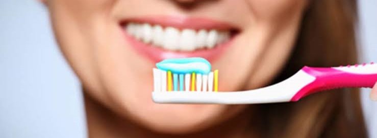 Sorriso saudável após cuidados de limpeza dental